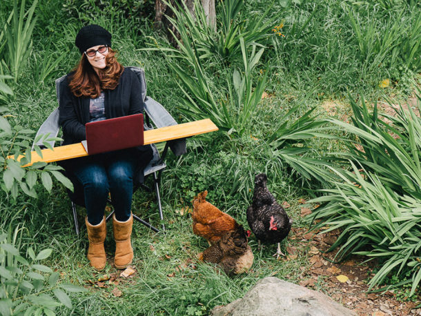Jeniffer Thompson, personalbranding coach with her three chickens